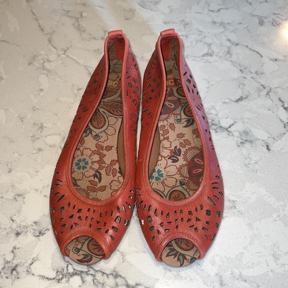 BCBG Women’s Size 8 Flats - Open Toe - Picture 2 of 3